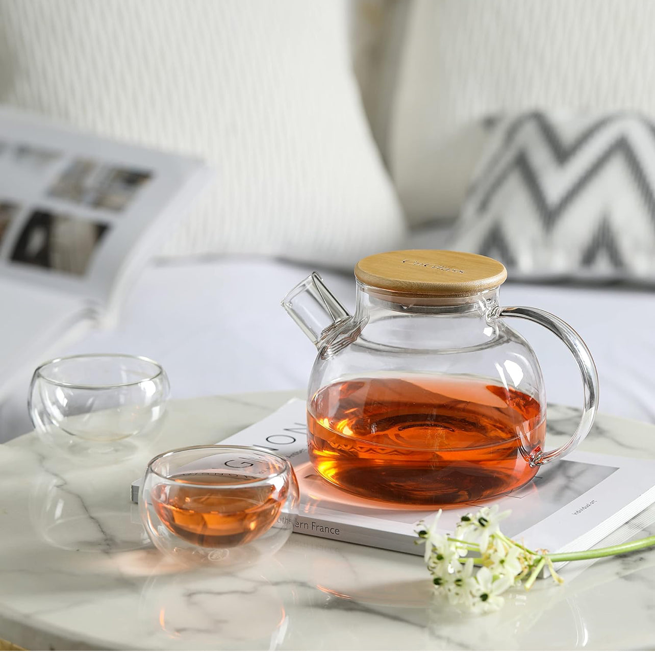 Glass tea pot with bamboo lid